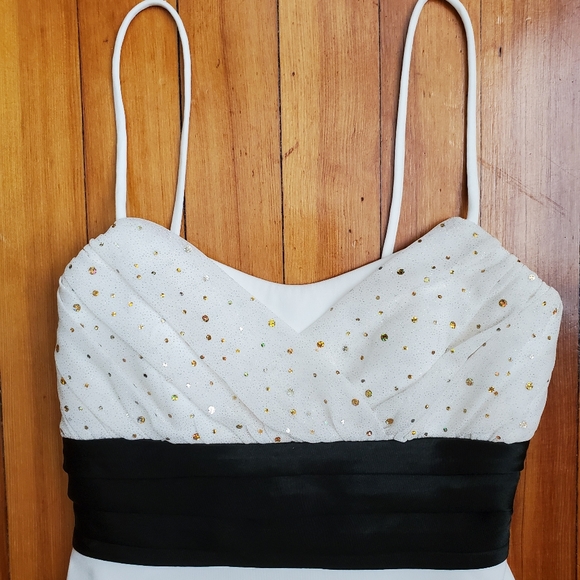 Beautiful Junior's dress - Picture 3 of 5